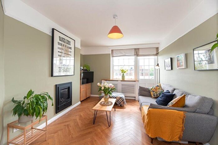 2 Bedroom Flat For Sale In Hazellville Road, Whitehall Park, London, N19