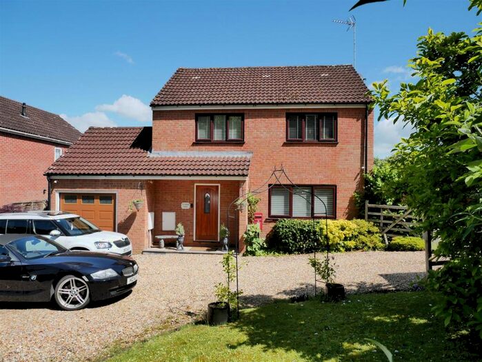 4 Bedroom Detached House For Sale In Fir Grove, Calne, SN11