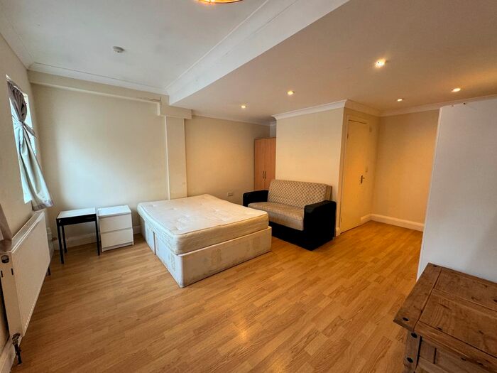 Studio To Rent In Garratt Lane, London, SW18