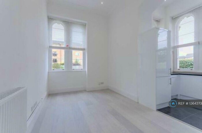 2 Bedroom Flat To Rent In Princess Park Manor, London, N11