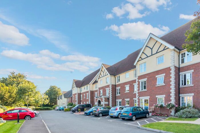 1 Bedroom Flat To Rent In Wavertree Court, Horley, RH6