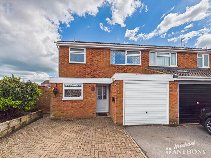 3 Bedroom Semi-Detached House For Sale In Avon Place, Aylesbury, HP21