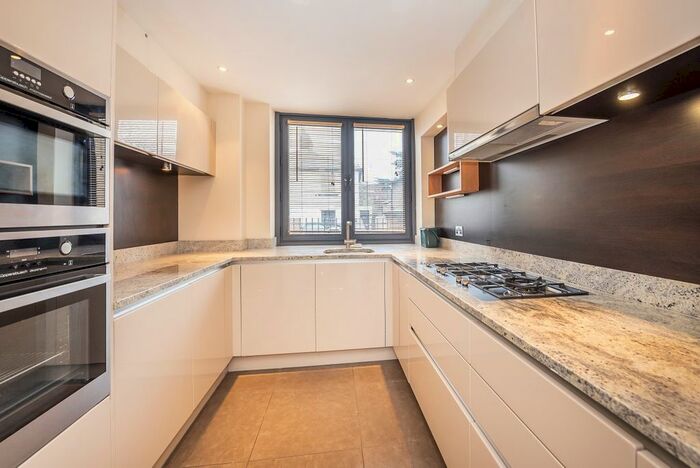 2 Bedroom Flat To Rent In Brighton Road, Surbiton, KT6