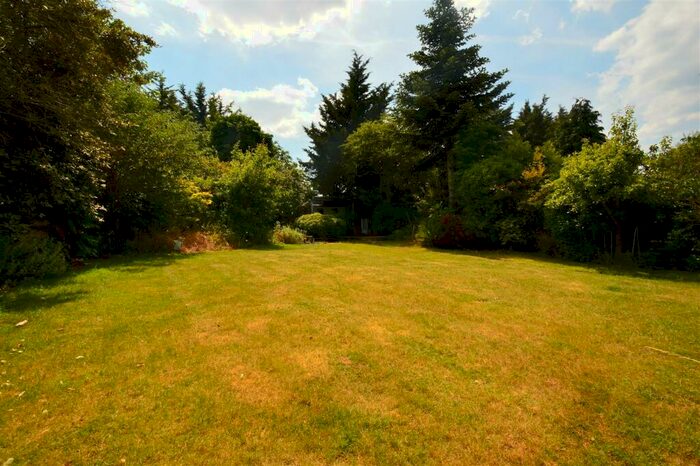 2 Bedroom Semi-Detached Bungalow For Sale In Peaketon Avenue, Redbridge, IG4