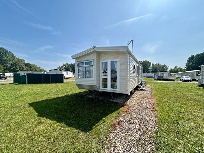 2 Bedroom Park Home For Sale In Essex Road, Hoddesdon, EN11
