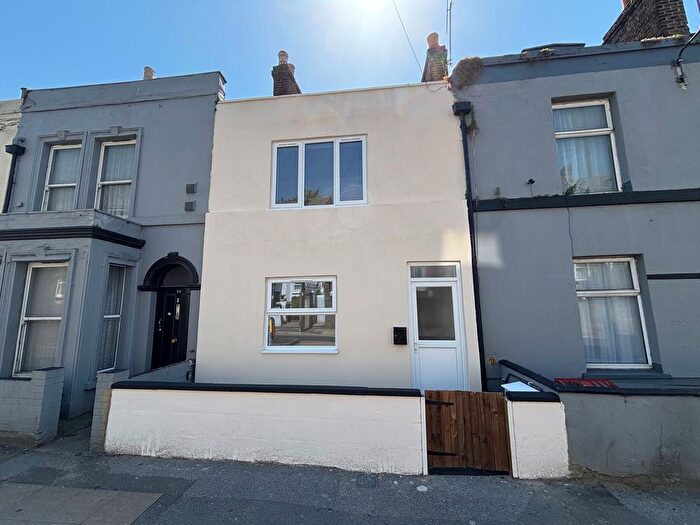 3 Bedroom Flat For Sale In Luton Road, Chatham, ME4