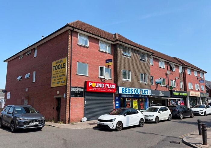 2 Bedroom Flat For Sale In Oak Tree Court, Yeading Lane, Northolt, Middlesex, UB5