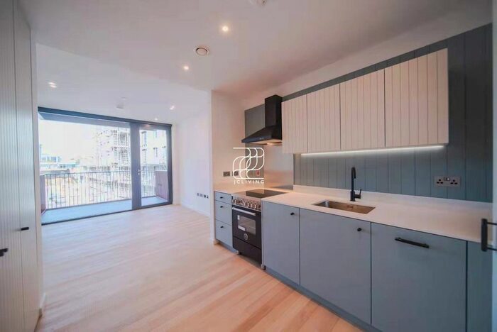 Studio To Rent In Hollandbury House, London, TW8