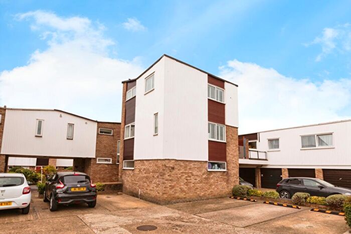 2 Bedroom End Of Terrace House For Sale In Kempton Walk, Croydon, CR0