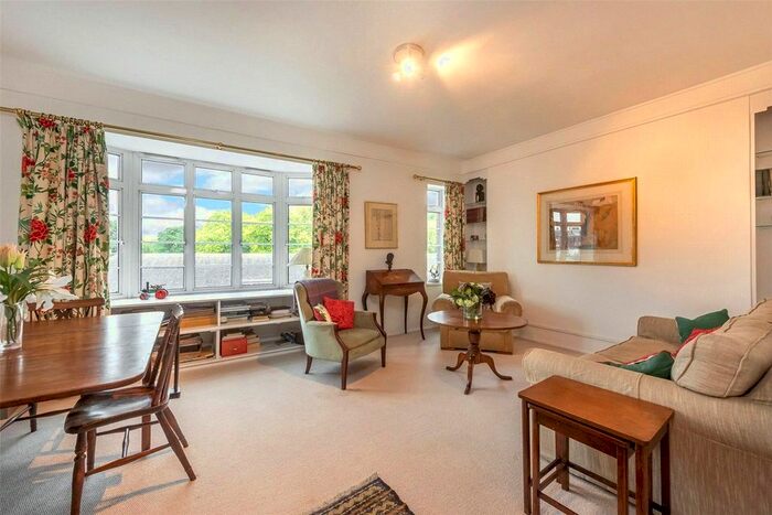 3 Bedroom Flat To Rent In Rosscourt Mansions, Buckingham Palace Road, Westminster, SW1W