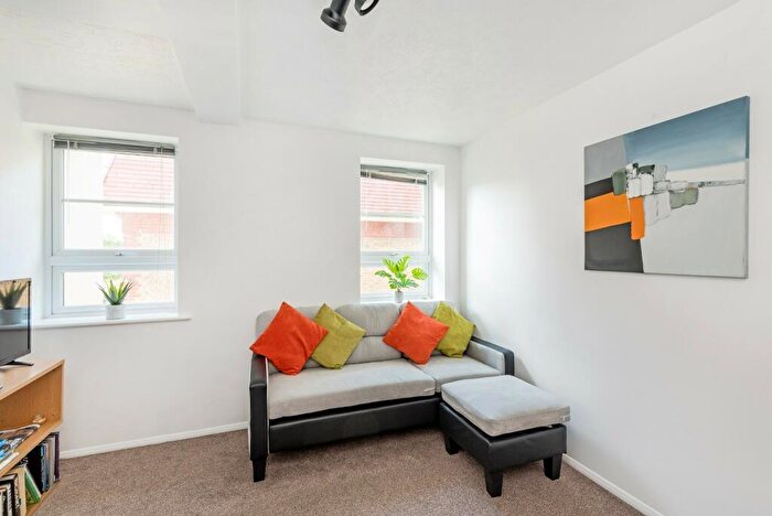 1 Bedroom Apartment To Rent In Memorial Avenue, London, E15
