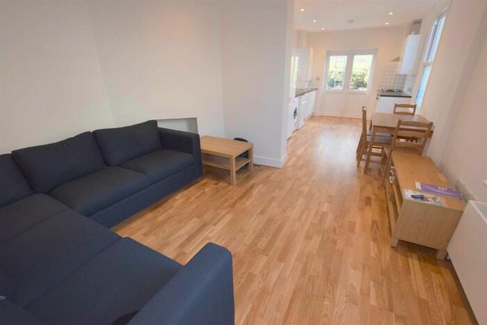 3 Bedroom End Of Terrace House To Rent In Squires Lane, London, N3