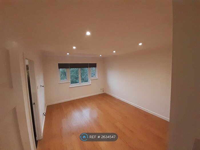 2 Bedroom Flat To Rent In Burnvale, Livingston, EH54