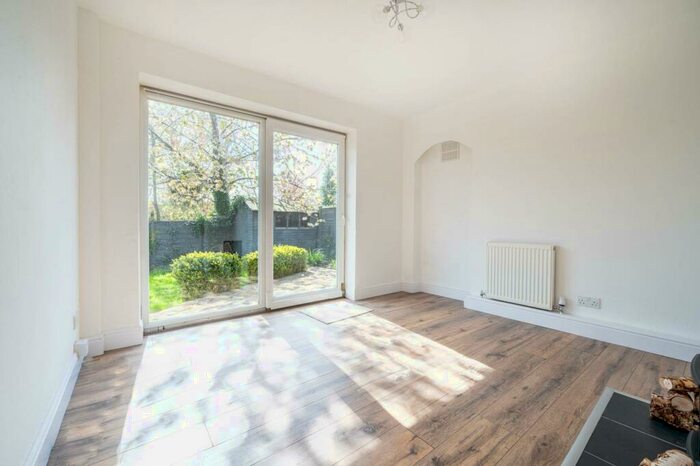 2 Bedroom Bungalow To Rent In Spring Grove, Farncombe, Godalming, GU7