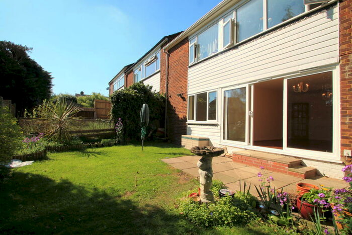 2 Bedroom Maisonette To Rent In Leybourne Close, Bromley, BR2