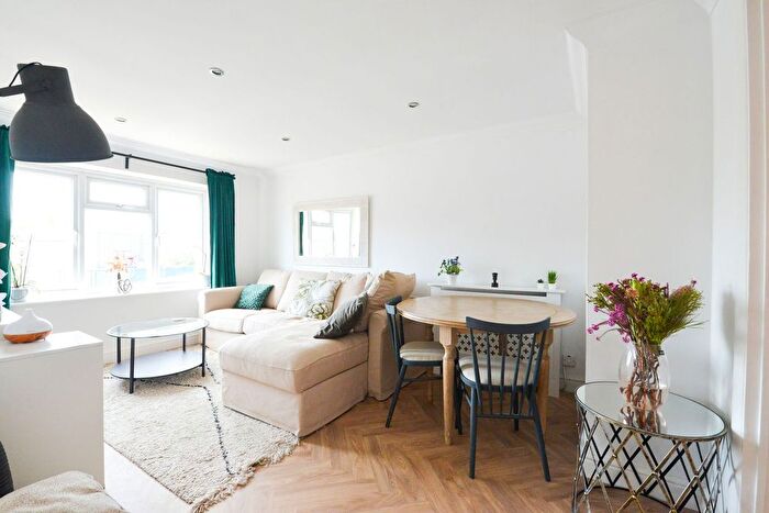 1 Bedroom Flat For Sale In Kingston Road, Leatherhead, KT22