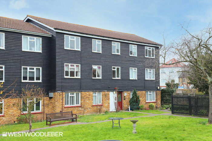 2 Bedroom Apartment To Rent In Walnut Tree Close, Hoddesdon, EN11