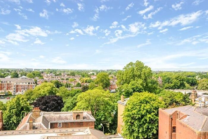 3 Bedroom Flat To Rent In Richmond Hill, Surrey, TW10