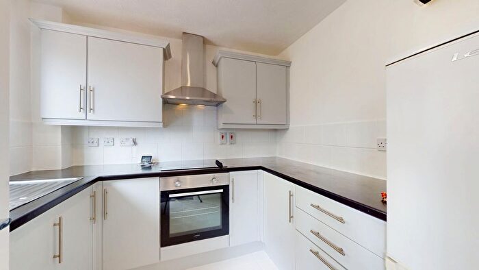 2 Bedroom Flat To Rent In Cotton Avenue, Acton, W3