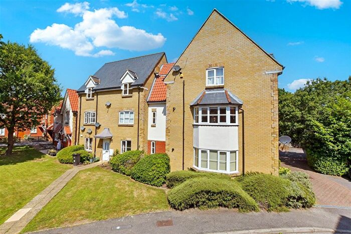 2 Bedroom Flat For Sale In Bramble Tye, Noak Bridge, Basildon, Essex, SS15