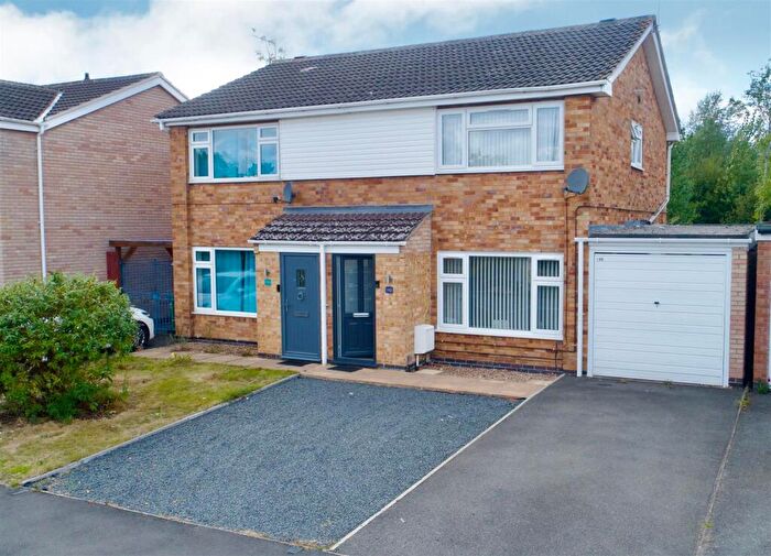 3 Bedroom Semi-Detached House For Sale In Buckingham Drive, Loughborough, LE11