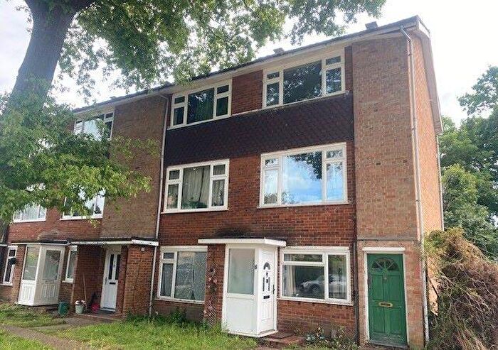 2 Bedroom Maisonette For Sale In Beech Grove, Addlestone, Surrey, KT15