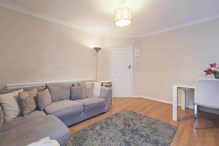 2 Bedroom Flat To Rent In Kenton Lane, Harrow, HA3