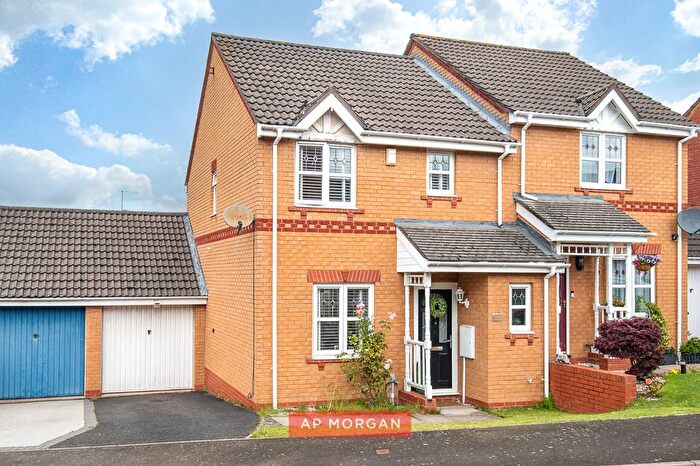 3 Bedroom Semi-Detached House For Sale In Appletree Lane, Brockhill, Worcestershire, Worcestershire, B97