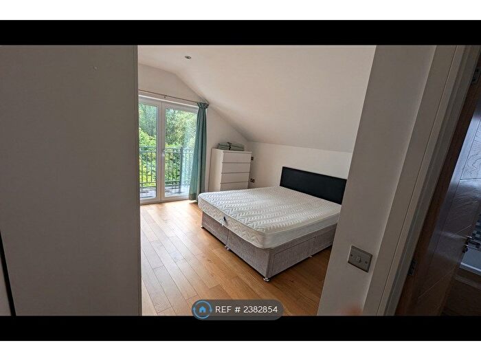 3 Bedroom Flat To Rent In London Road, High Wycombe, HP11