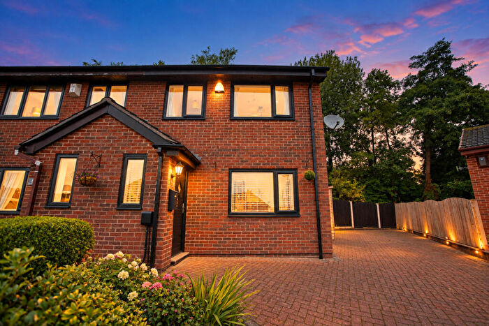 3 Bedroom Semi-Detached House For Sale In Sedgefield Park, Oldham, OL4