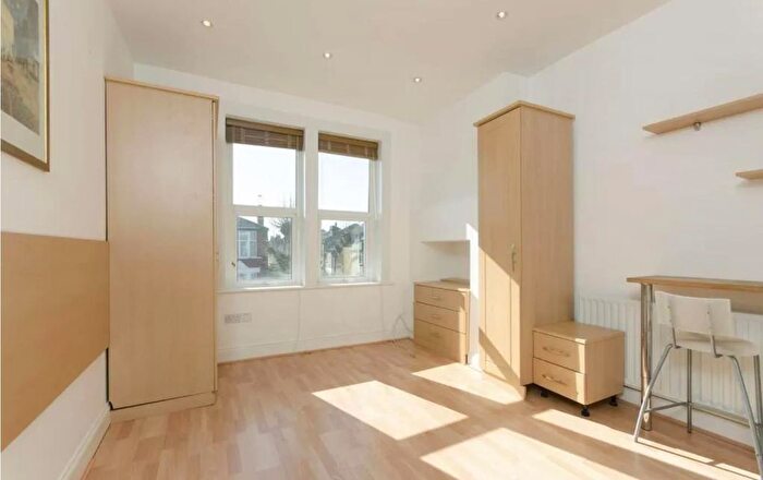 Studio To Rent In Ballards Lane, London, N3