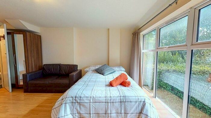 Studio To Rent In Chatsworth Road, London, NW2