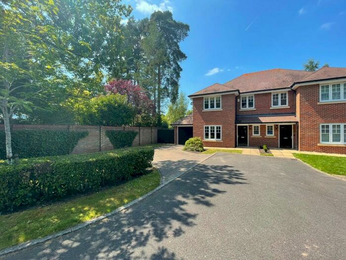 4 Bedroom Semi-Detached House To Rent In Denby Close, Wokingham, Berkshire, RG41