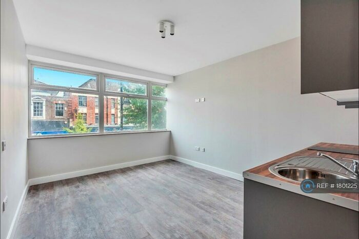 Studio To Rent In South Street, Romford, RM1