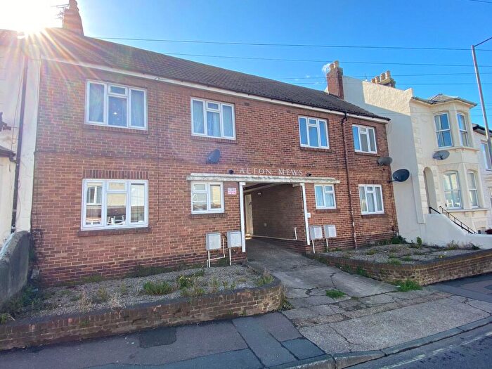 2 Bedroom Flat To Rent In Canterbury Street, Gillingham, ME7