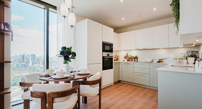 3 Bedroom Flat To Rent In Twelvetrees Park, West Ham, E15