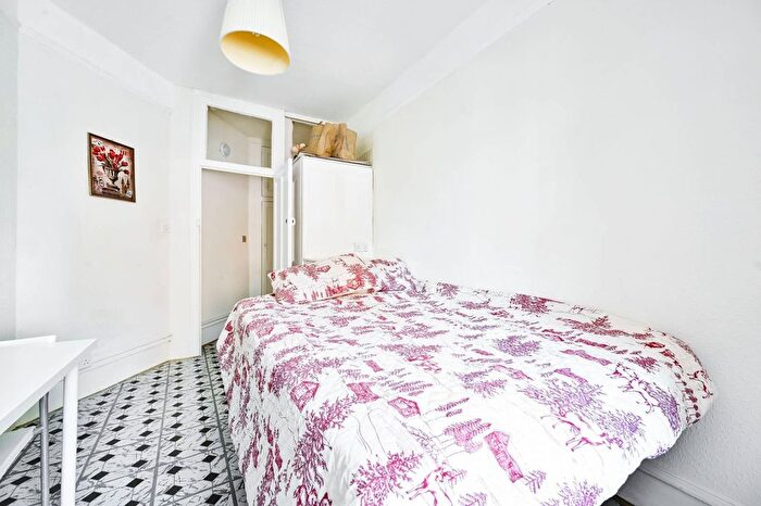1 Bedroom Flat To Rent In Talgarth Road, Barons Court, London, W14