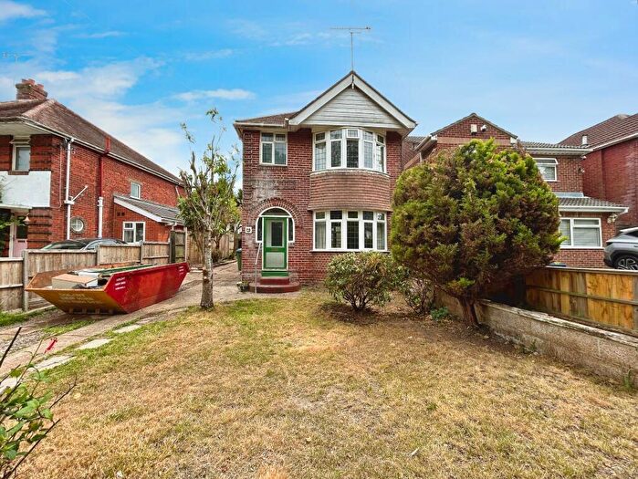 3 Bedroom Detached House For Sale In Glenfield Avenue, Bitterne Park, Southampton, Hampshire, SO18