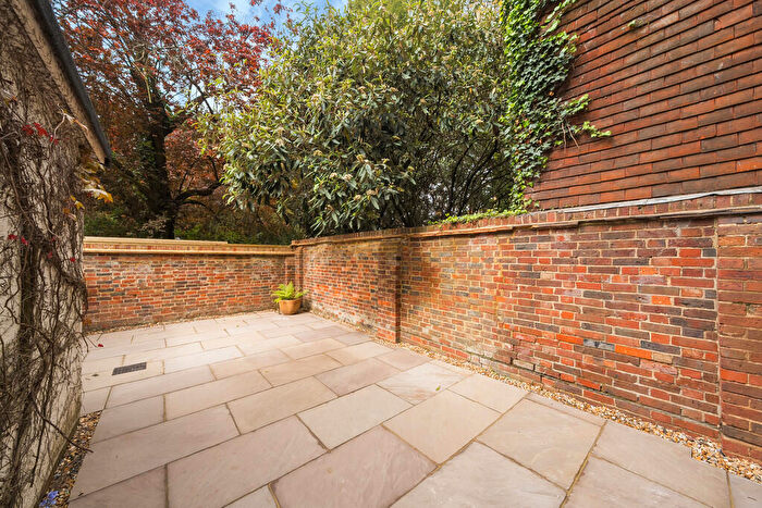 2 Bedroom Apartment To Rent In South Street, Farnham, GU9