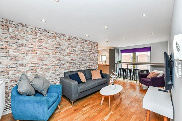 3 Bedroom Apartment To Rent In Room Flat Varsity House, NG1
