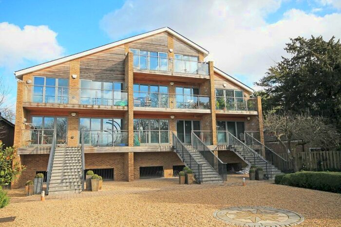 1 Bedroom Flat To Rent In Hampton Court Road, East Molesey, KT8