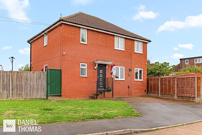 3 Bedroom Detached House For Sale In Harriescourt, Waltham Abbey, EN9