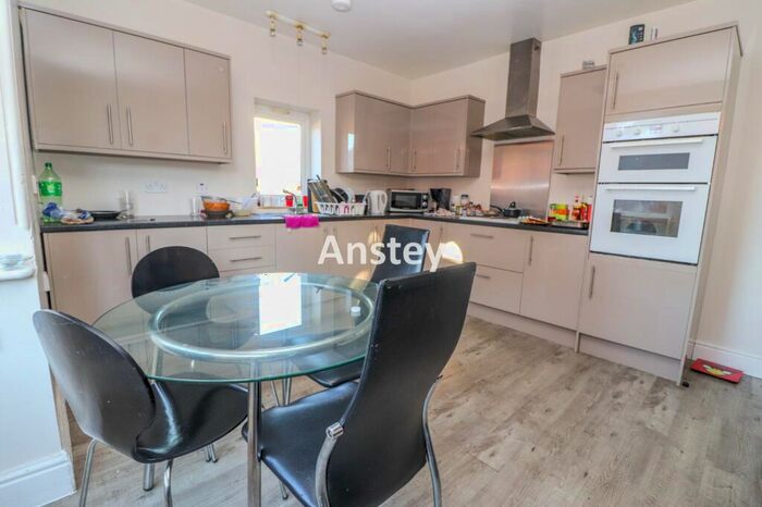 4 Bedroom House To Rent In Newcombe Road, Southampton, SO15