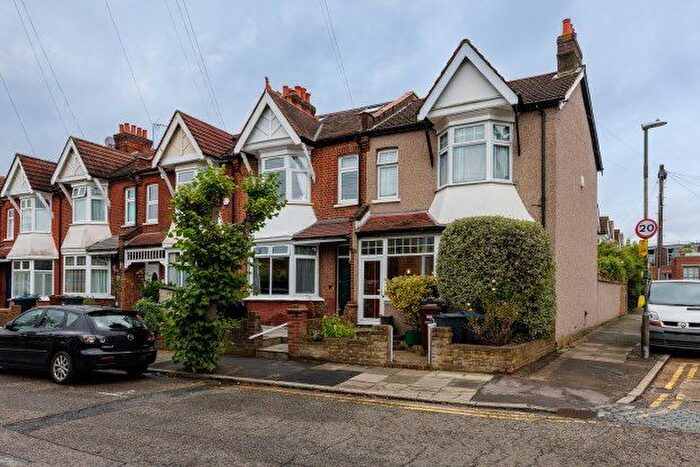 2 Bedroom Flat To Rent In Cannon Hill Lane, London, SW20