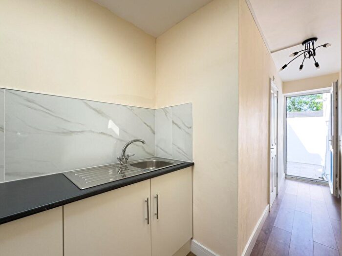 Flat To Rent In Fernside Avenue, London, NW7
