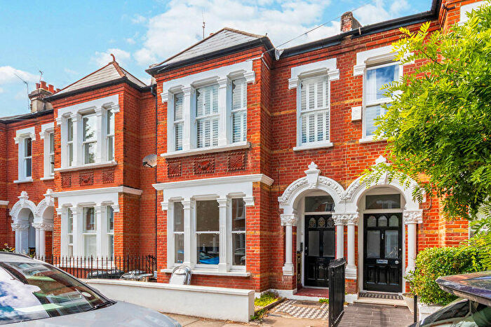 3 Bedroom Apartment For Sale In Manchuria Road, Clapham, London, SW11