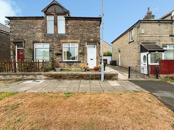 2 Bedroom Semi-detached House For Sale In Wharncliffe Drive, Bradford, BD2