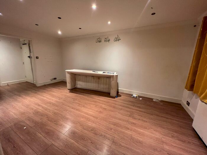 3 Bedroom Flat To Rent In Alders Close, London, E11