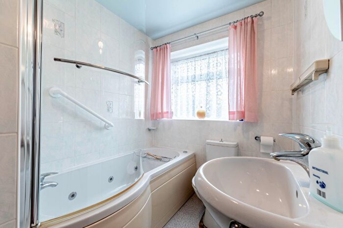 4 Bedroom Detached House For Sale In Ashlea Close, Garforth, Leeds, West Yorkshire, LS25