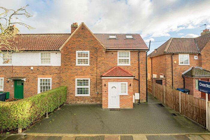 3 Bedroom Flat To Rent In Saxon Drive, London, W3